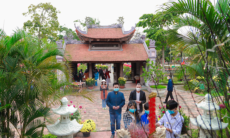 Hơn 12.000 lượt người vãn cảnh, dâng hương chùa Hoằng Phúc