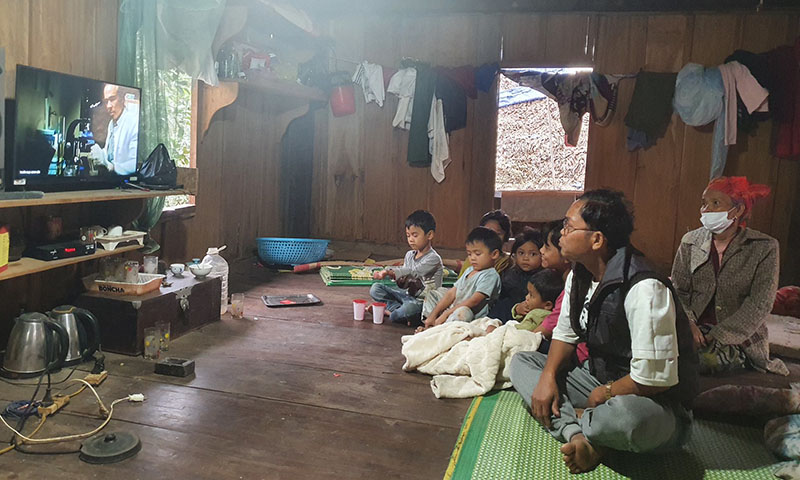 Điện về, bản làng vui xuân