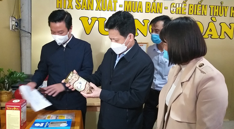 Đồng chí Trưởng ban Dân vận Tỉnh ủy làm việc tại huyện Quảng Ninh