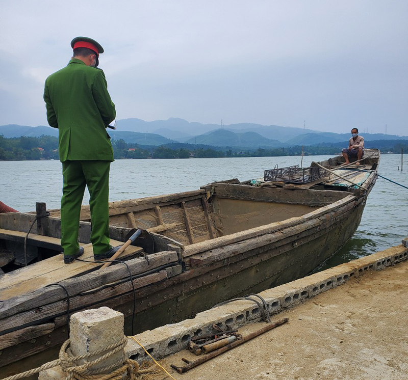Bắt thuyền khai thác cát trái phép trên sông Nhật Lệ