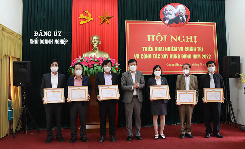 Gắn công tác xây dựng Đảng với nhiệm vụ sản xuất, kinh doanh
