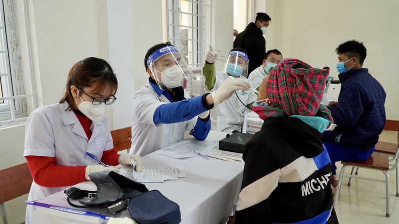 Khám và cấp phát thuốc miễn phí cho hơn 300 người dân xã Trọng Hóa