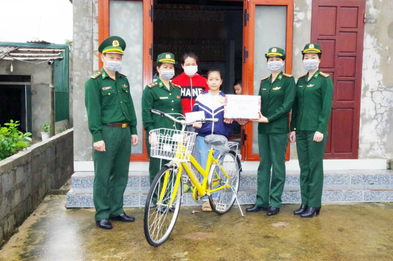 Những nữ chiến sỹ quân hàm xanh sẻ chia yêu thương
