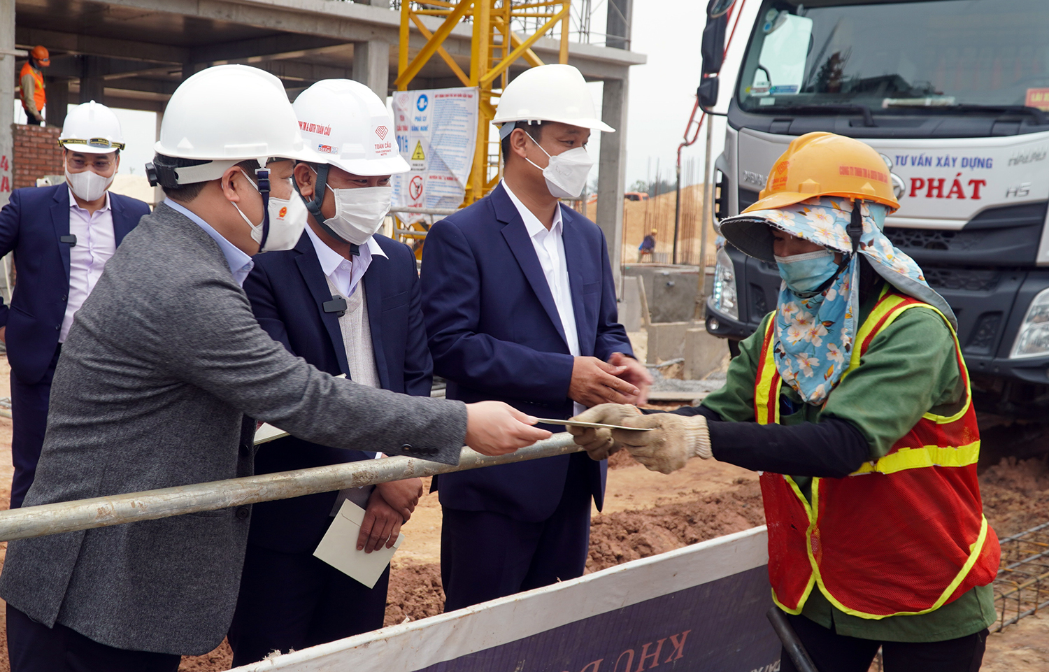"Chuyển hướng chiến lược, đáp ứng yêu cầu phòng, chống dịch và phục hồi, phát triển kinh tế-xã hội"
