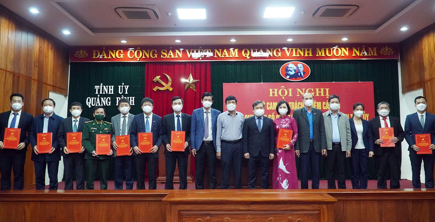 Ký cam kết về trách nhiệm của cán bộ theo Quy định của Ban Thường vụ Tỉnh ủy