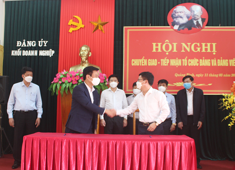 Chuyển giao, tiếp nhận các tổ chức đảng và đảng viên