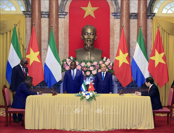 Chủ tịch nước Nguyễn Xuân Phúc hội đàm với Tổng thống nước Cộng hòa Sierra Leone