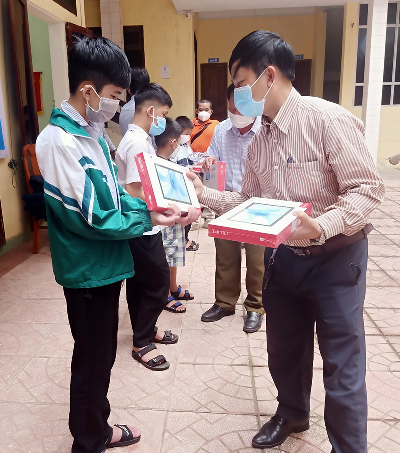 Trao quà cho học sinh khuyết tật, mồ côi và người khuyết tật tiêu biểu