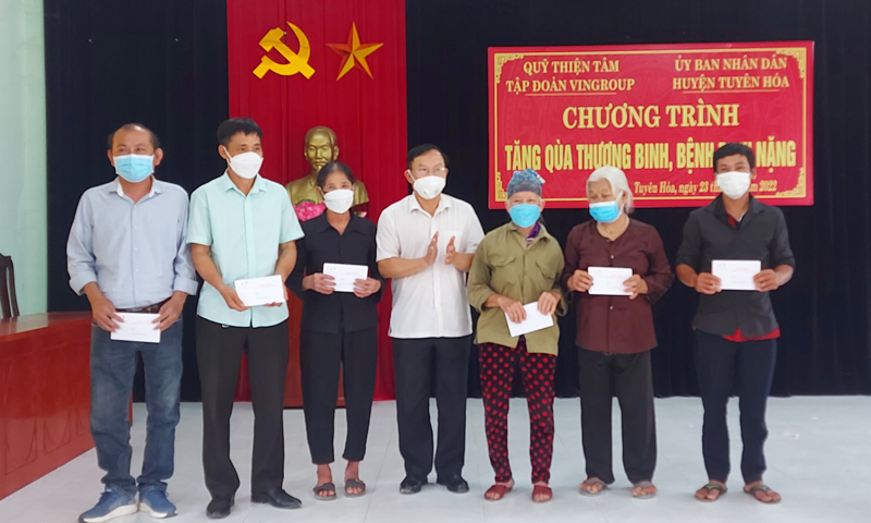 Trao quà của Quỹ Thiện Tâm-Tập đoàn Vingroup cho 11 thương, bệnh binh nặng