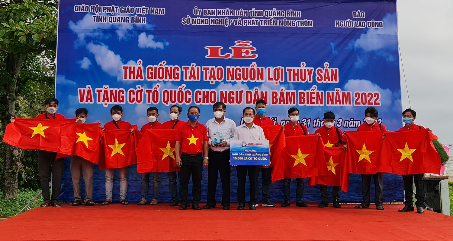 Thả 850.000 tôm sú giống và tặng 10.000 cờ Tổ quốc cho ngư dân