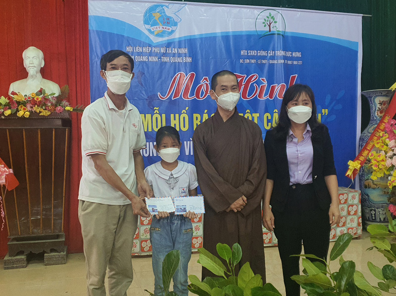 Thực hiện phong trào "Mỗi hố rác-1 cây xanh" chung tay bảo vệ môi trường