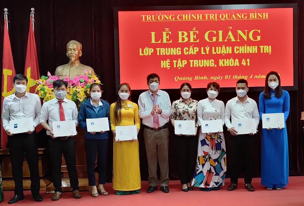 Bế giảng lớp trung cấp lý luận chính trị, hệ tập trung, khóa 41
