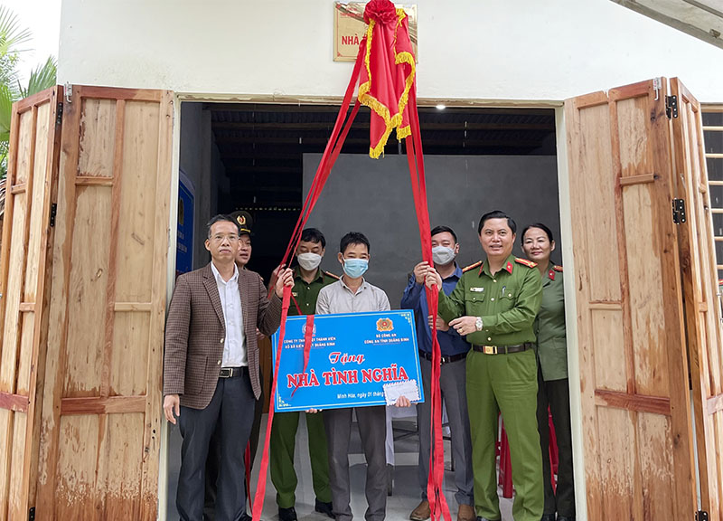 Bàn giao nhà tình nghĩa cho 2 gia đình hoàn cảnh khó khăn
