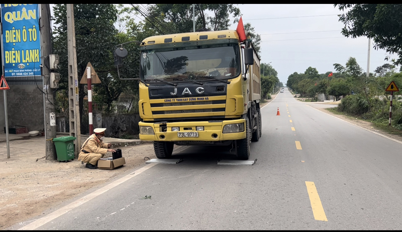 Mạnh tay xử lý các phương tiện quá khổ, quá tải