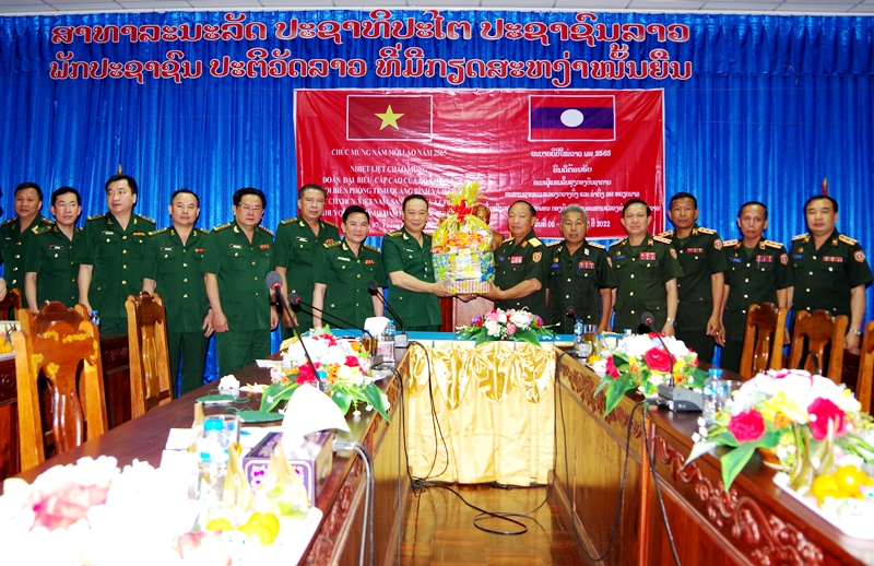 Bộ Chỉ huy BĐBP Quảng Bình chúc Tết lực lượng vũ trang nước bạn Lào
