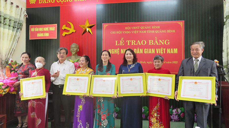 Lễ trao bằng công nhận danh hiệu cho 6 nghệ nhân dân gian