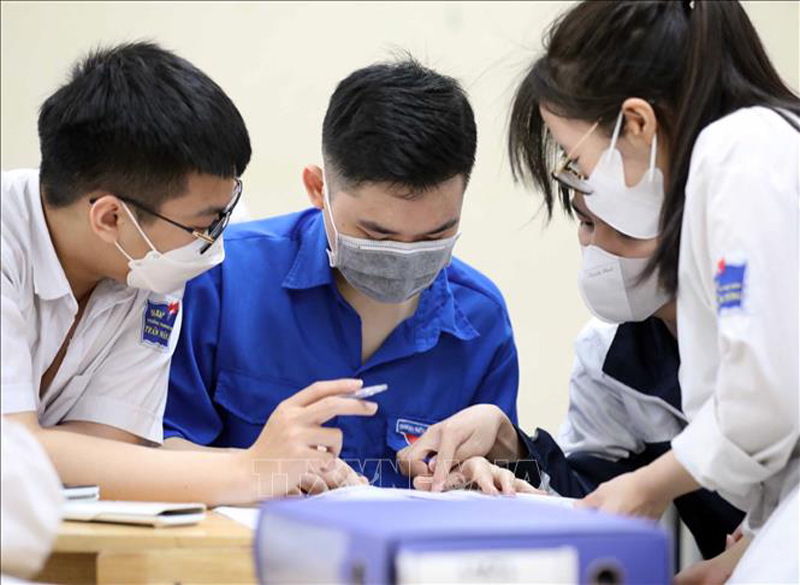 Thí sinh bắt đầu thử đăng ký dự thi tốt nghiệp trung học phổ thông trực tuyến