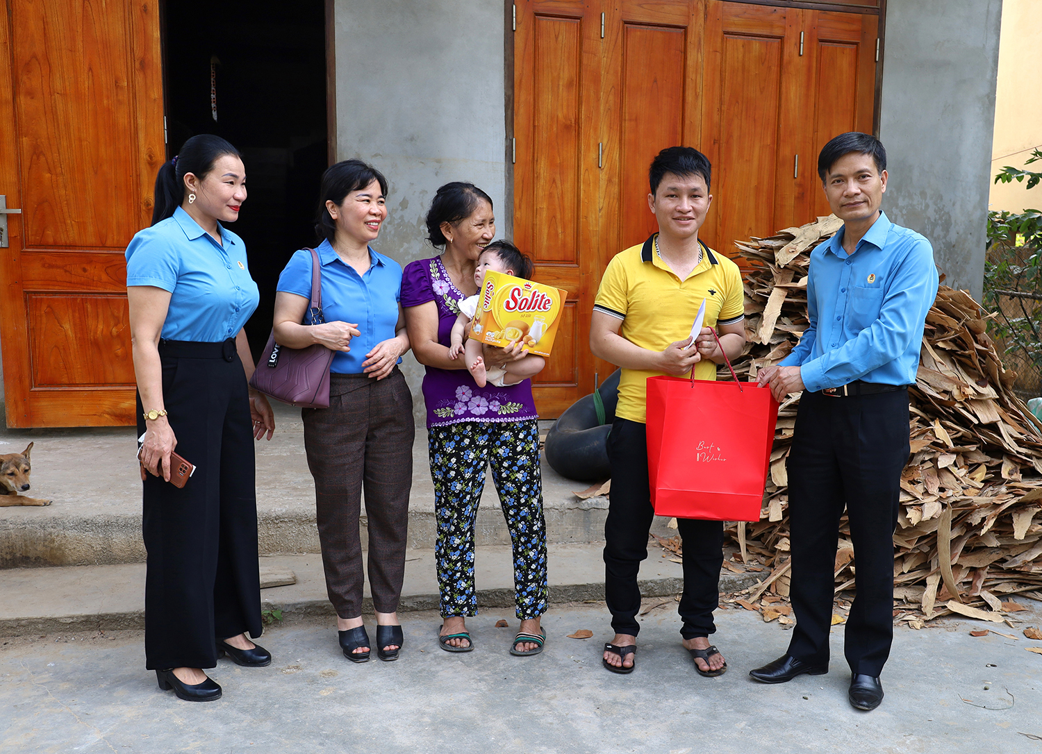 Trao sổ tiết kiệm cho trẻ mồ côi là con đoàn viên công đoàn tử vong do Covid-19