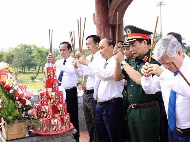 Chủ tịch nước dâng hương tưởng niệm anh hùng liệt sỹ tại Quảng Trị