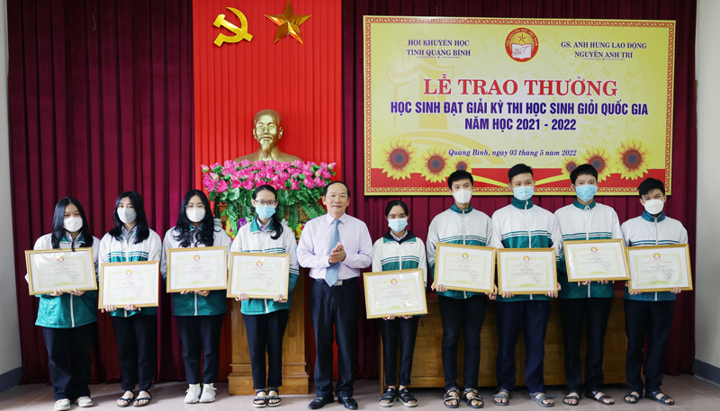 Trao thưởng học sinh đạt giải cao trong kỳ thi học sinh giỏi Quốc gia