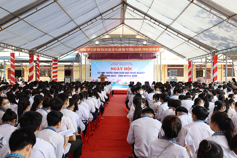 Hơn 1.200 học sinh tham gia ngày hội tư vấn, tuyển sinh giáo dục nghề nghiệp