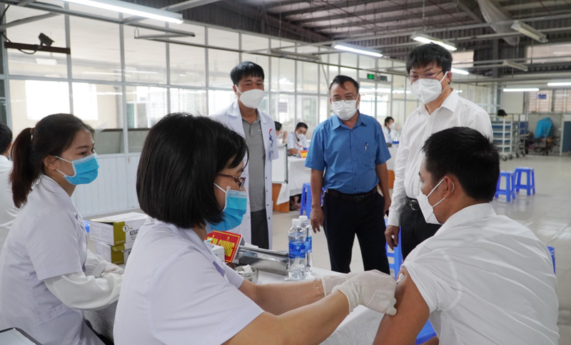 Quảng Bình triển khai tiêm vắc xin phòng Covid-19 mũi 4