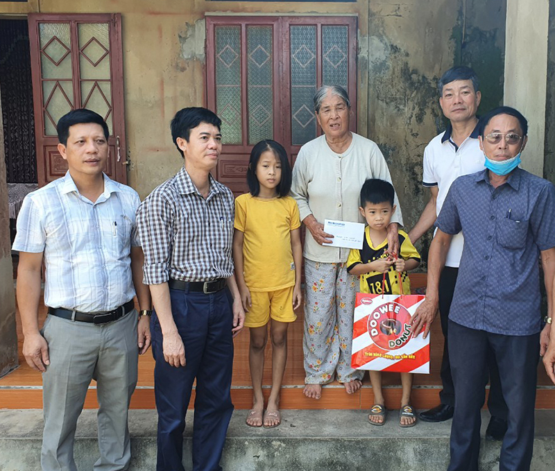 Trao tiền hỗ trợ cho nhân vật trong chuyên mục "Cảnh đời" trên Báo Quảng Bình
