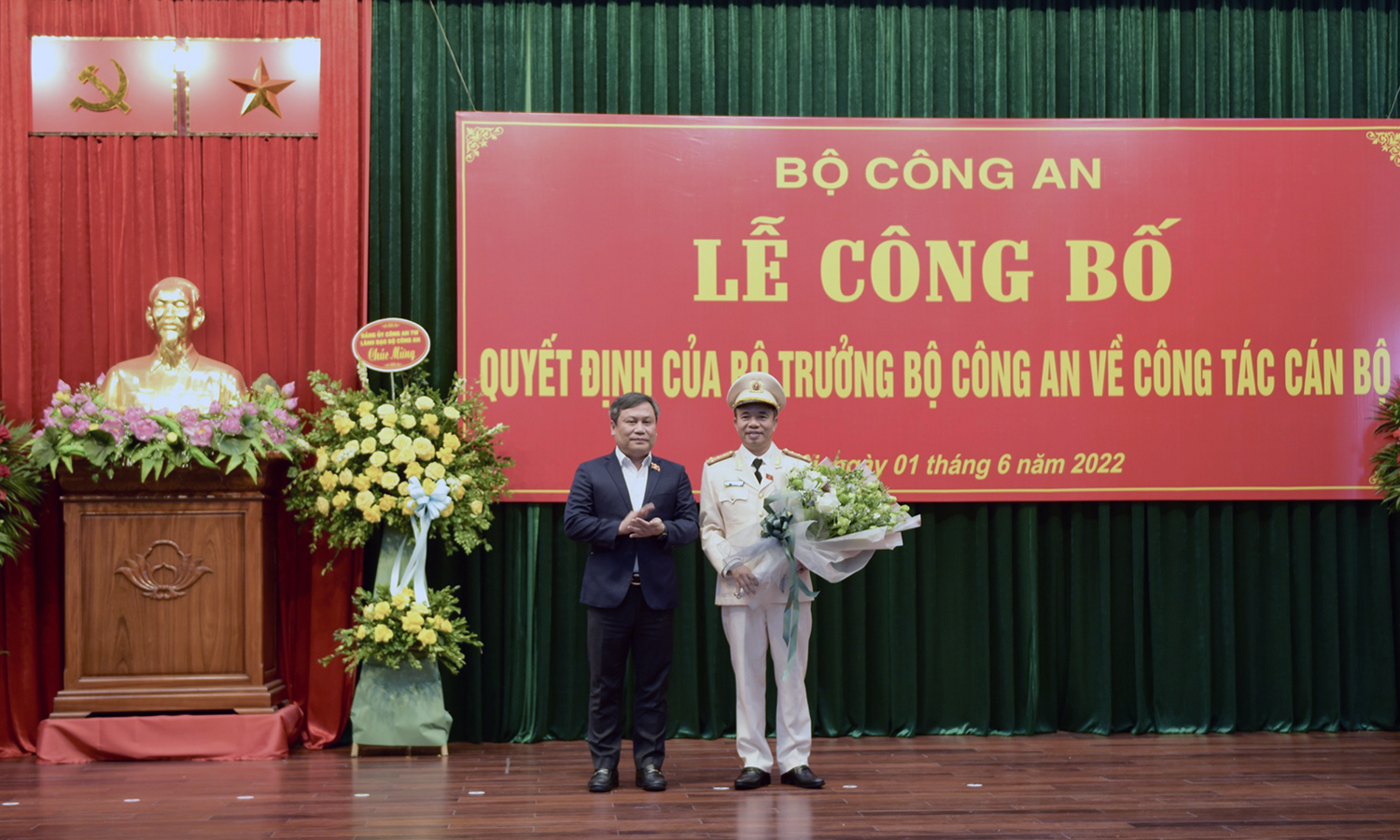 Đoàn ĐBQH tỉnh: Thảo luận tình hình kinh tế-xã hội và dự lễ công bố quyết định công tác cán bộ