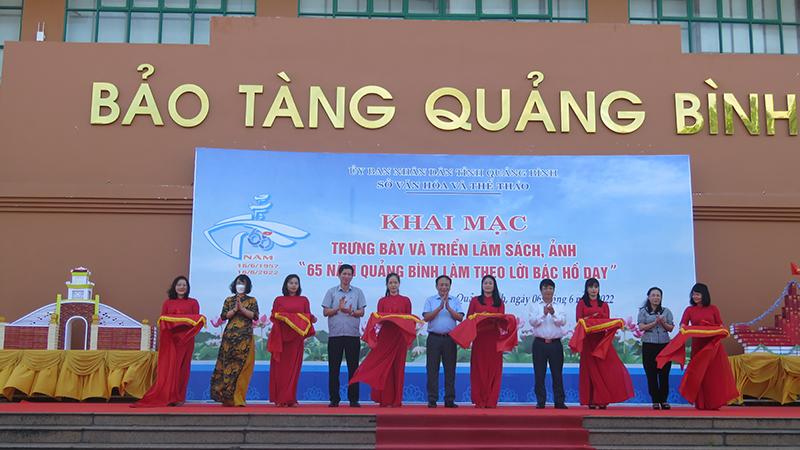 Trưng bày và triển lãm sách, ảnh với chủ đề: "65 năm Quảng Bình làm theo lời Bác Hồ dạy"