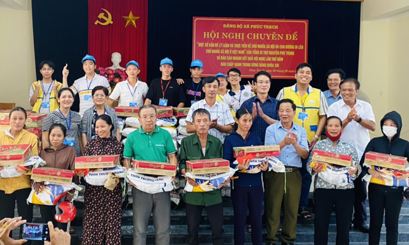 Trao quà cho gia đình hoàn cảnh khó khăn ở huyện Bố Trạch