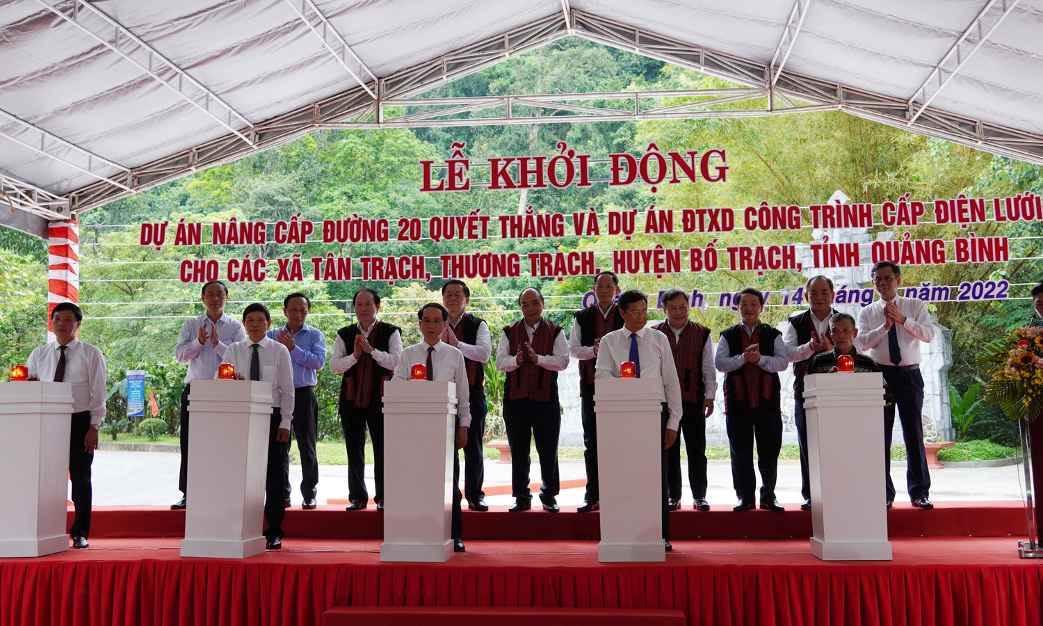 Khởi động Dự án cấp điện lưới cho 2 xã Tân Trạch, Thượng Trạch và nâng cấp đường 20 Quyết Thắng