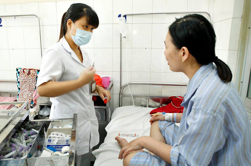 Dùng thuốc gì, bù điện giải như thế nào mới đúng khi bị sốt xuất huyết?