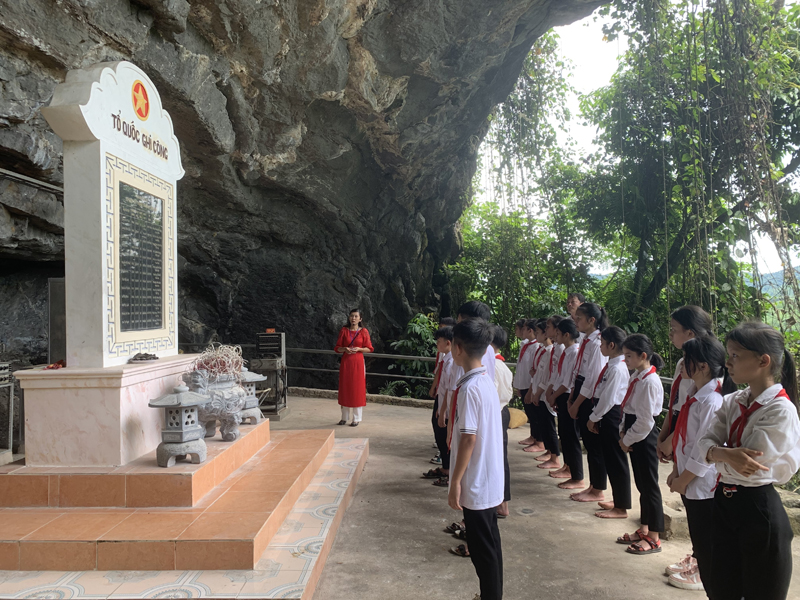 Tri ân 13 liệt sỹ tại hang Lèn Hà