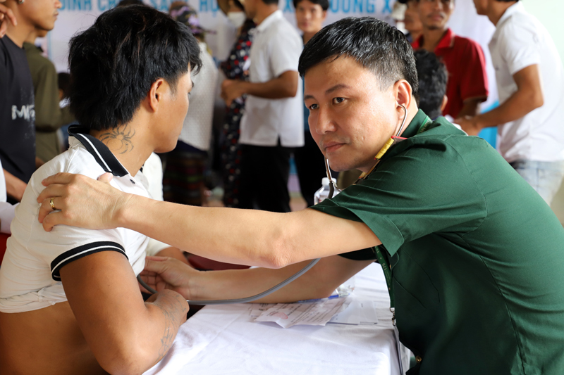 Khám bệnh, tặng quà cho bà con xã Trường Xuân