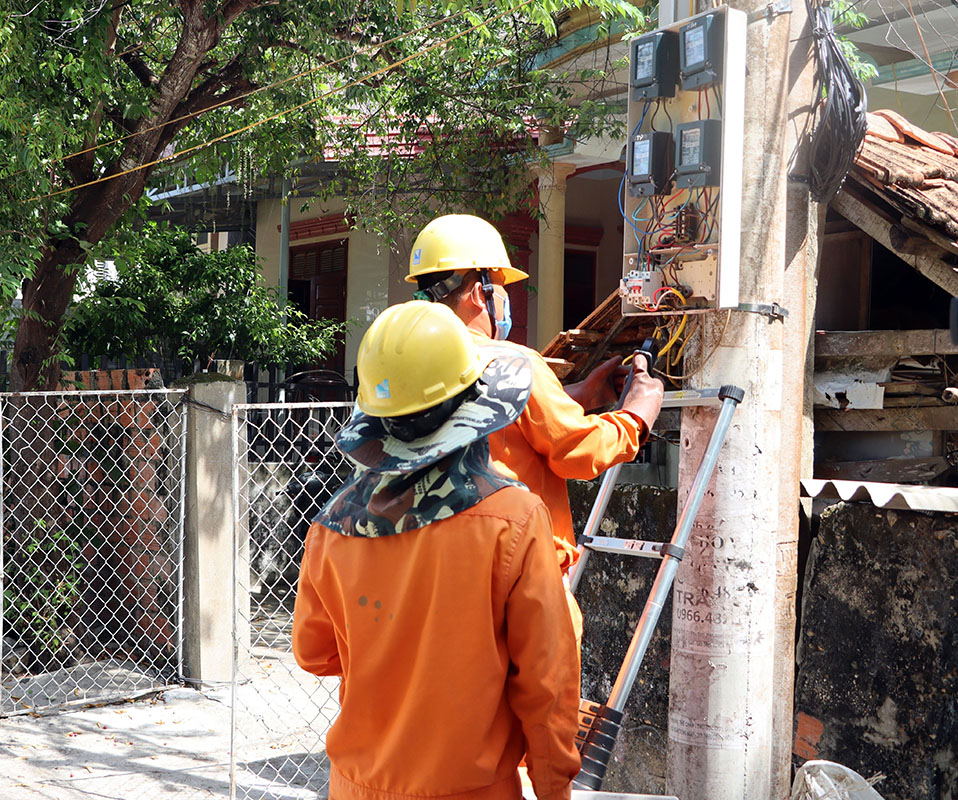 Tăng cường kiểm tra và xử lý vi phạm sử dụng điện