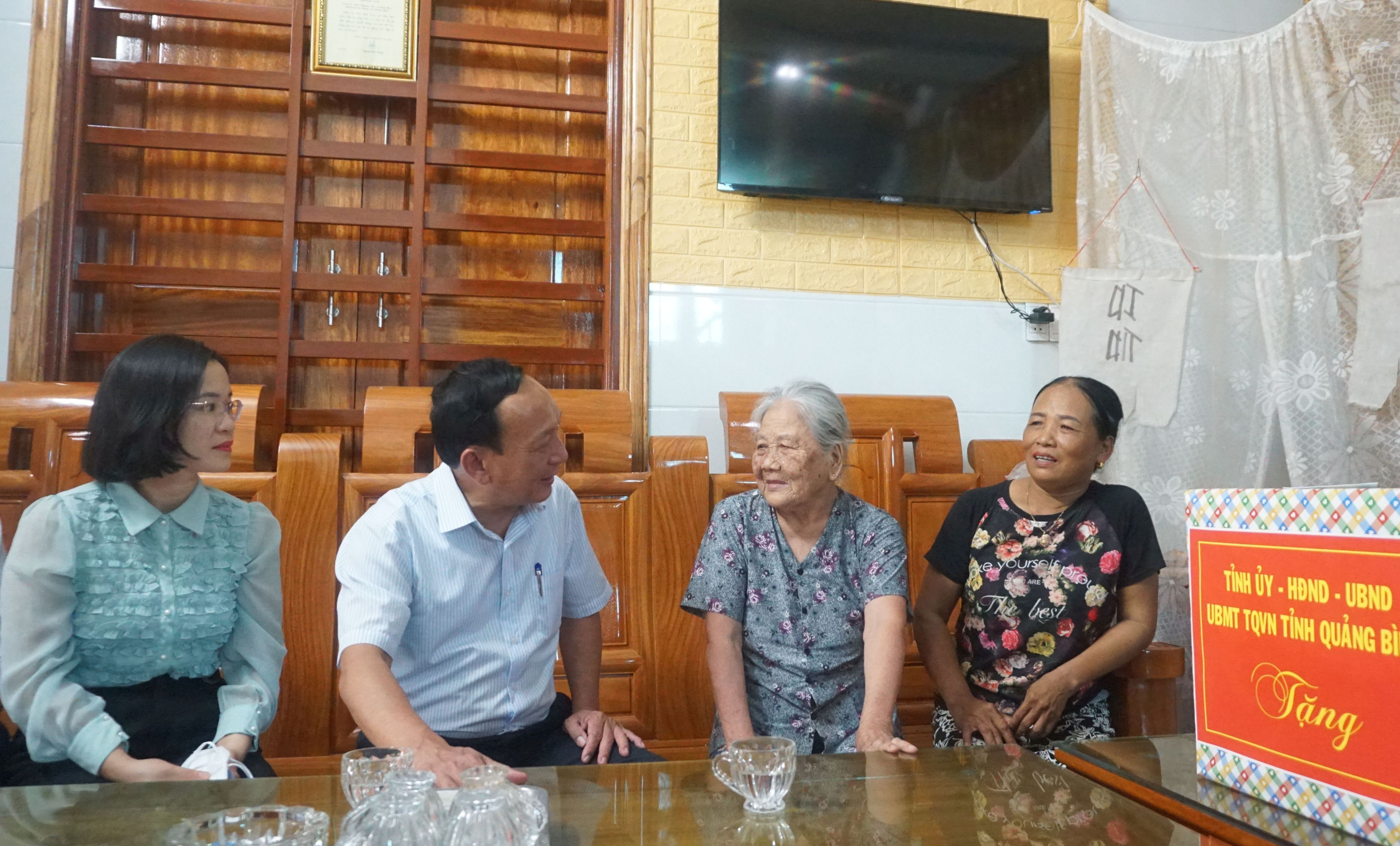 Các đồng chí lãnh đạo tỉnh thăm, tặng quà gia đình chính sách, người có công với cách mạng