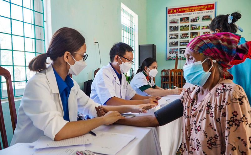 Khám bệnh, cấp thuốc miễn phí cho gia đình chính sách xã Ngân Thủy