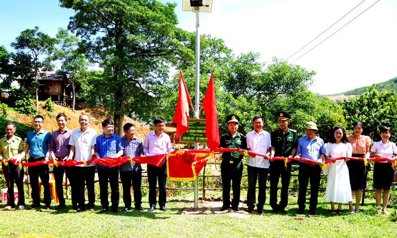 Khánh thành và bàn giao công trình "Ánh sáng vùng biên"