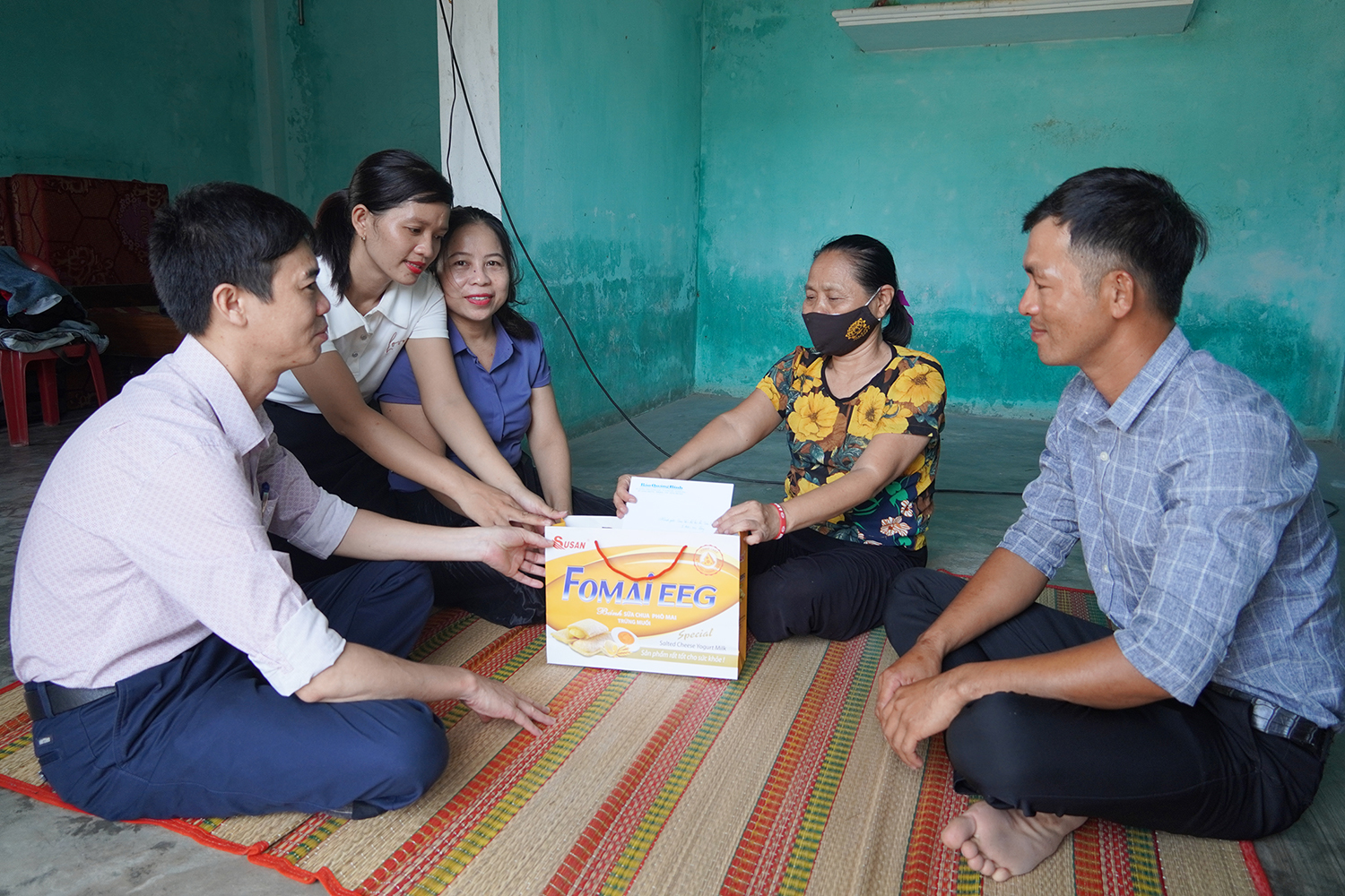 Trao tiền hỗ trợ cho nhân vật trong chuyên mục "Cảnh đời" trên Báo Quảng Bình
