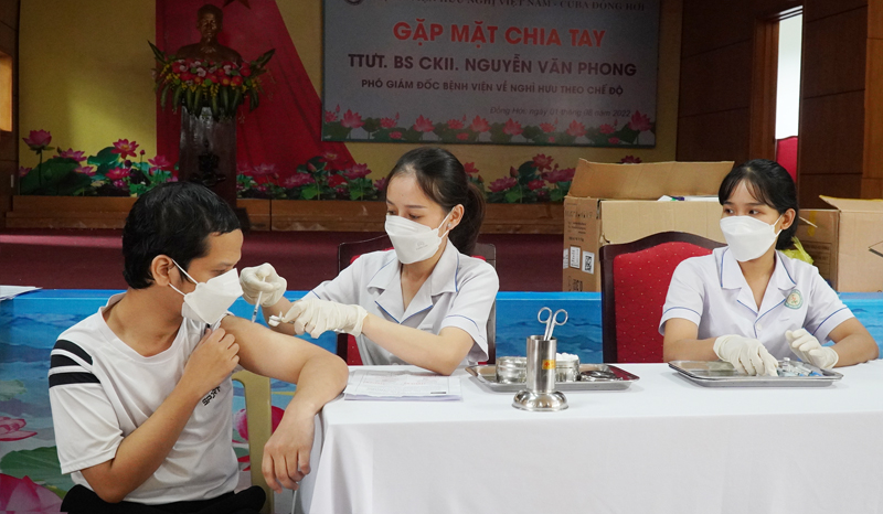 Tiêm vắc-xin mũi 4 phòng Covid-19 cho người khuyết tật