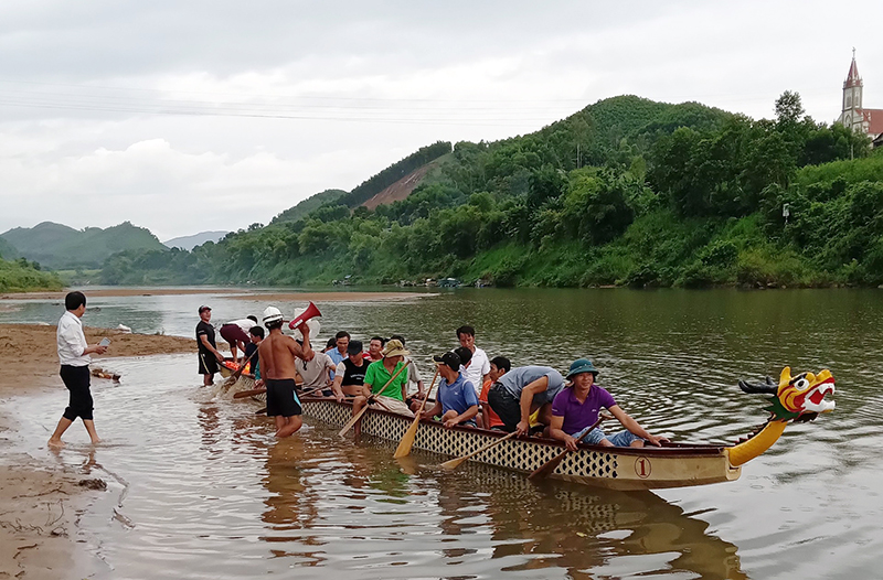 Rộn ràng chuẩn bị hội đua thuyền trên sông Gianh