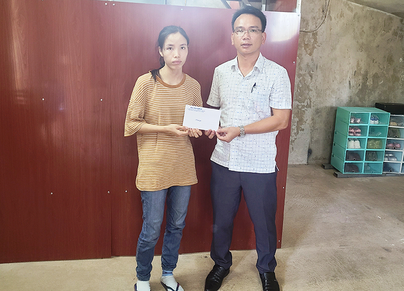 Trao tiền hỗ trợ cho gia đình bé gái qua đời vì mắc bệnh teo cơ tủy sống