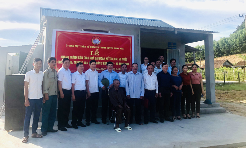 Bàn giao nhà Đại đoàn kết cho hộ nghèo
