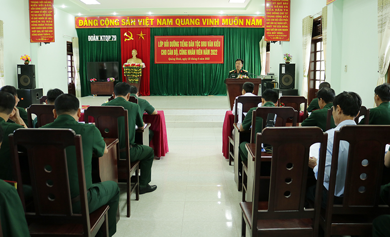 Bồi dưỡng tiếng dân tộc Bru-Vân Kiều cho cán bộ, công nhân viên
