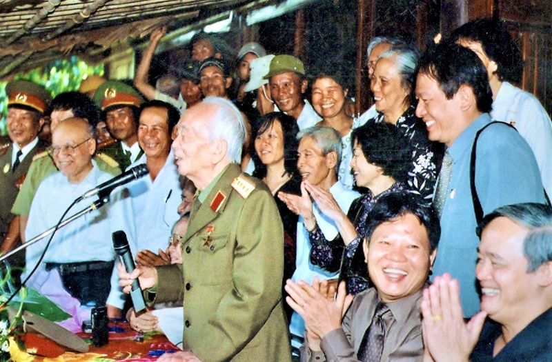 Nặng lòng với quê hương…