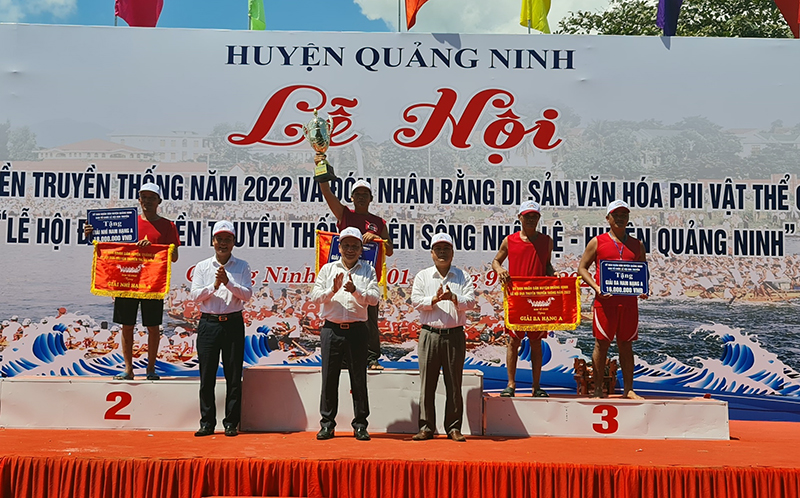 Lễ hội đua thuyền truyền thống và đón nhận bằng di sản văn hóa phi vật thể quốc gia