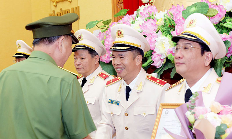 Đồng chí Nguyễn Tiến Nam, đại biểu Quốc hội tỉnh Quảng Bình được thăng cấp bậc hàm Thiếu tướng