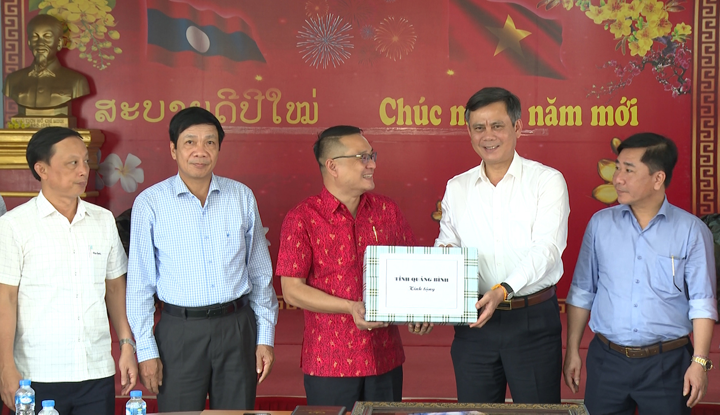 Đồng chí Chủ tịch UBND tỉnh thăm, tặng quà Hội Người Việt Nam tại tỉnh Chăm-pa-sắc