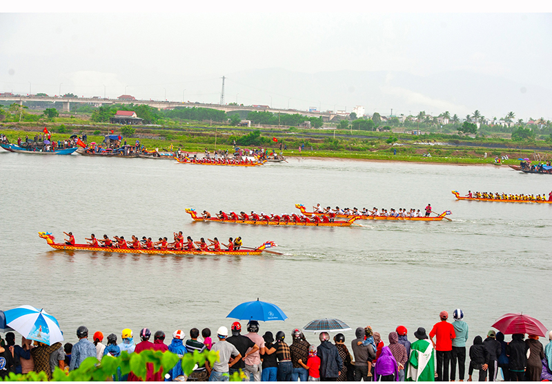 Dậy sóng đua thuyền trên sông Gianh