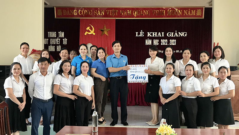 Thăm, tặng quà các trung tâm giáo dục trẻ khuyết tật